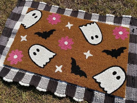 Spooky Print Doormat Fall is here! Our Halloween doormat is the perfect way to spice up your front porch!  They make great gifts for housewarmings, anniversaries, birthdays, weddings, or just because! Our doormats are made of 100% natural coir and have a slip-resistant vinyl backing. All doormats are hand-painted with weather-resistant paint and sealed with a UV protectant spray. All of our doormat designs can be personalized! Want to change the color or add your name? Send us a message on Etsy Fall Halloween Decorations Outdoor, Halloween Door Mat Ideas Diy, Halloween Rug Painting, Spooky Rugs Diy, Halloween Coir Doormat, Doormat Ideas Halloween, Fall Doormat Painting, Painted Door Mat Diy Fall, Spooky Doormat Diy