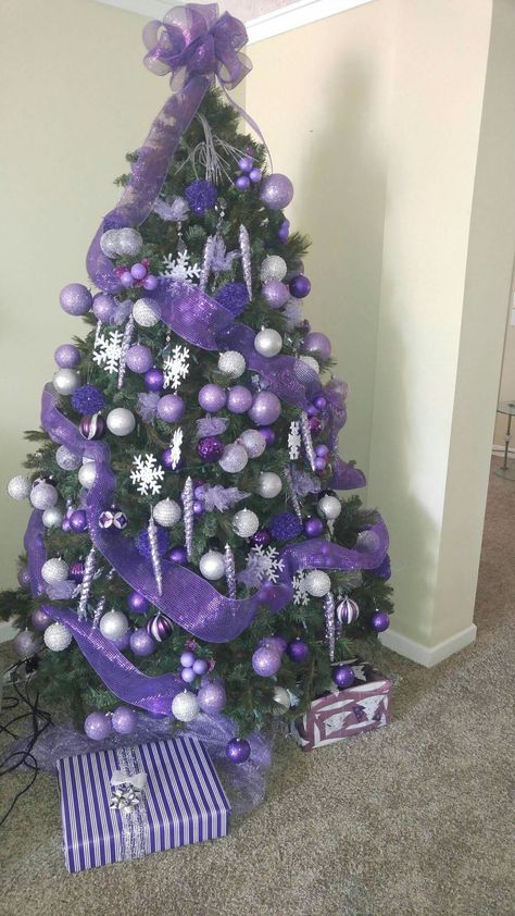 Purple And Silver Christmas Tree Ideas, Purple And White Christmas Tree, Glam Holiday Decor, Purple Christmas Tree Decorations, Deco Violet, Purple Christmas Decorations, Purple Christmas Ornaments, Pastel Christmas Decor, Purple Christmas Tree