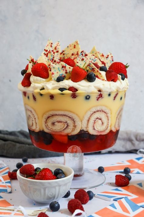 Jubilee Trifle, Jelly Custard, Trifle Bowl Recipes, Trifle Dessert Recipes, Fruit Trifle, Christmas Trifle, Janes Patisserie, Berry Trifle, Trifle Desserts