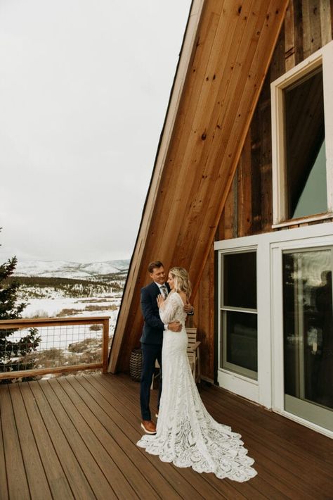 Cabin Elopement, Elopement Winter, Joshua Tree Airbnb, Washington Wedding Venues, Sunset Elopement, Airbnb Wedding, Wedding Venue Houston, Frame Cabin, Winter Elopement