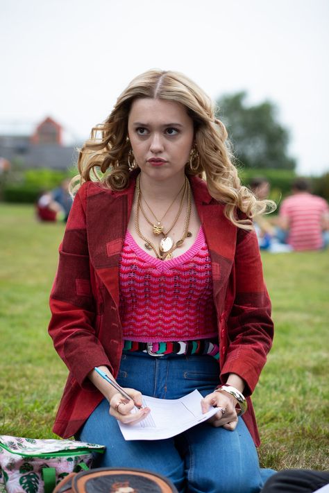 Aimee Gibbs, Aimee Lou Wood, Red Blazer Jacket, Teen Shows, Mary Shelley, Red Blazer, Velvet Blazer, Manado, Serie Tv