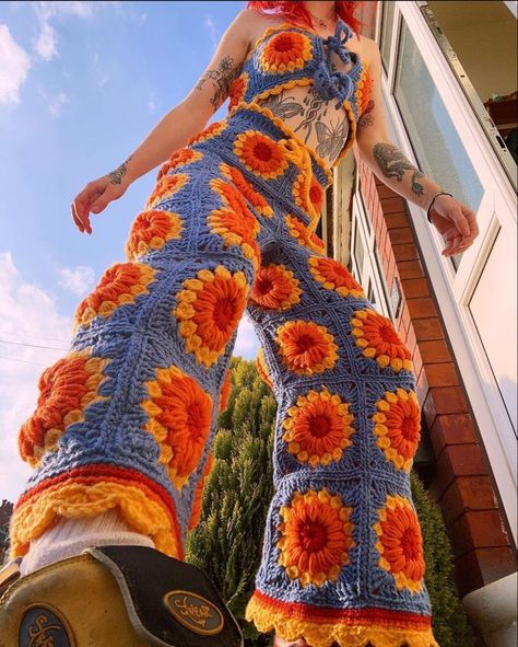 Granny Square Overalls Pattern, Granny Square Overalls, Crochet Dungarees, Crochet Overalls, Sunflower Granny Square, Crochet Granny Squares, Sunflower Crochet, Flower Sunflower, Crochet Bottoms