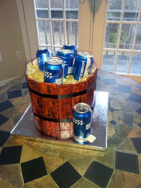 I cant believe that this is really a cake.. A budlight cake. Maybe make a Guinness cake for my hubby? Bud Light Cake, Beer Birthday Party, Liquor Cake, Light Cake, Guinness Cake, Beer Bucket, I Like Beer, Beer Cake, Alcohol Party