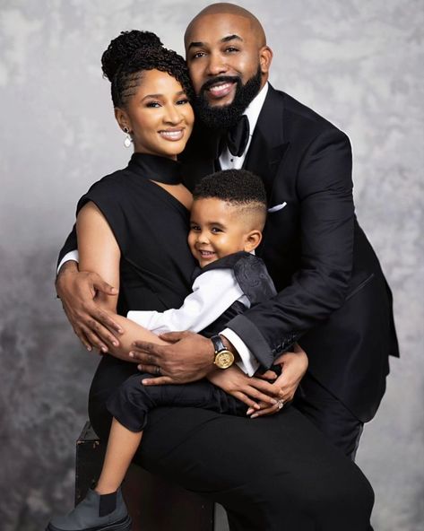 Safari Family Photoshoot, Family Potrait Pose Studio, African Family Photoshoot Ideas, Photoshoot Christmas Family, Glam Family Photoshoot Studio, Family Of 3 Photoshoot Ideas, Family Pictures Black People, Family Photo Outfits Black People, All Black Family Photoshoot Outfits