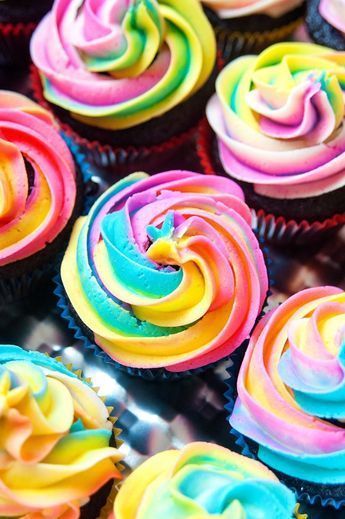 This rainbow swirl buttercream frosting brings a huge pop of color to cupcakes and cakes for birthday parties or any cake recipe. Such a pretty dessert and the rainbow frosting is so easy to do. An easy how to pipe a rainbow swirl tutorial. | thebewitchinkitchen.com Colored Frosting, Best Buttercream Frosting, Homemade Buttercream Frosting, Rainbow Frosting, Best Buttercream, Cake Frosting Recipe, Cake Mini, Cupcakes Decorados, Buttercream Frosting Recipe