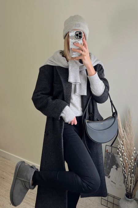 Ugg Mini Boots Outfit Grey, Boots With Socks Outfit Black Leggings, Uggs 2022 Outfit, Ugg Boots And Jeans Outfit, Gray Mini Uggs Outfit, Grey Ugg Mini Outfit, Ugg Ultra Mini Outfit Aesthetic, Cashmere Jumper Outfit, Emu Shoes Outfit