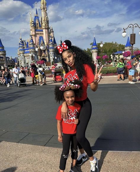 Disney Outfits Black Women, Disney World Outfits Black Women, Disneyland September, Disney Boo, Disney Toddler Outfits, Disney World Birthday, Runners Outfit, Disney Trip Outfits, Disney Photo Ideas