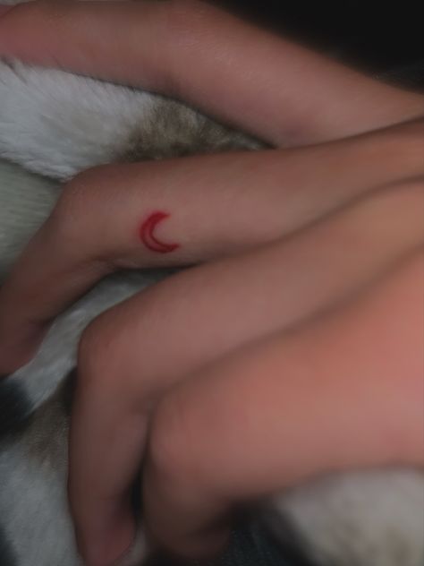 Red Crescent Moon Tattoo, Red Ink Moon Tattoo, Red Moon Tattoo Designs, Moon Tattoo Red Ink, Luna Roja Tattoo, Red Moon Tattoo, Tattoos Inspo, Crescent Moon Tattoo, Moon Tattoo Designs