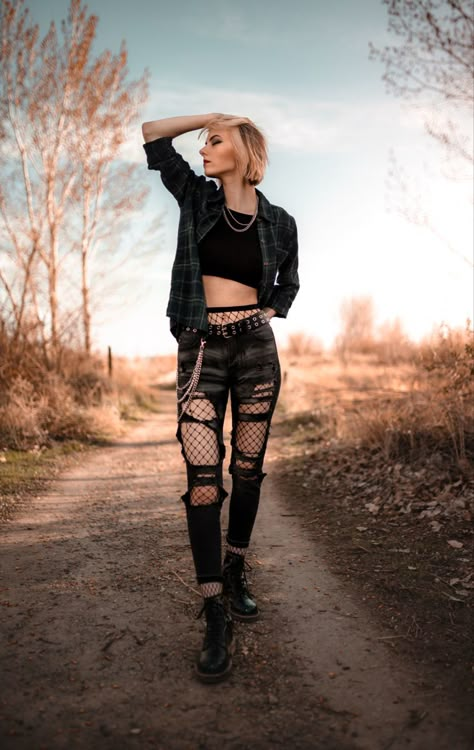 Grunge Style Photoshoot, Outdoor Edgy Photoshoot, Goth Flannel Outfit, Senior Pictures Outfits Grunge, Alt Senior Pictures Outfits, Punk Rock Photoshoot Ideas, Grunge Photoshoot Poses, Alt Model Photoshoot, Edgy Poses Photography