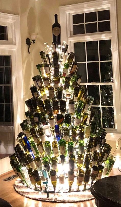 creative christmas tree ideas // wine bottles Wine Bottle Tree, Wine Bottle Christmas Tree, Bottle Christmas Tree, Wine Bottle Christmas, Wine Bottle Trees, Wine Tree, Upside Down Christmas Tree, Custom Wine Bottles, Bottle Trees