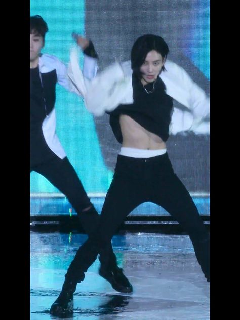 YOOOOOOO JEONGHAN HAS ABS WHEN YOU ACCIDENTLY FLASH Seventeen Going Seventeen, Joshua Seventeen, Seventeen Debut, Seventeen Album, Pledis Entertainment, Music Is Life, K Idols, Boy Bands, Seventeen