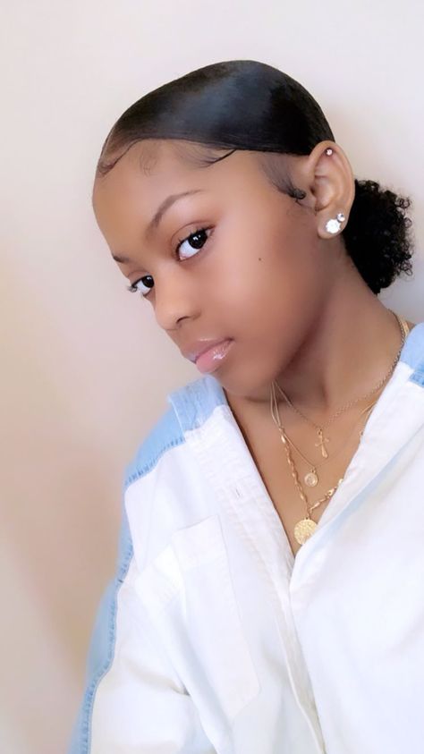 Cute Natural Hairstyles, Pretty Ear Piercings, Makeup Hacks Beauty Secrets, Piercing Cartilage, Cute Curly Hairstyles, Hair Catalog, Cute Piercings, Slick Back, Slicked Back Hair