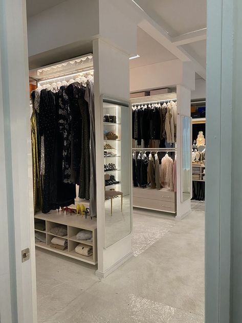 gossip girl julien calloway walking closet #gossipgirl #juliencalloway #walkingcloset A Walk In Closet, Dream Closet Design, Wardrobe Room, Dream House Rooms, Luxury Homes Dream Houses, Dream Apartment, Girl House, Dream House Interior, House Room