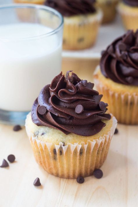 Chocolate Chip Cupcakes Recipe, Pound Cake Cupcakes, Cupcakes With Chocolate Frosting, Chocolate Chip Pound Cake, Nutella Cupcakes, Chocolate Chip Cupcakes, Cupcakes With Chocolate, Chocolate Frosting Recipes, Oreo Cupcakes