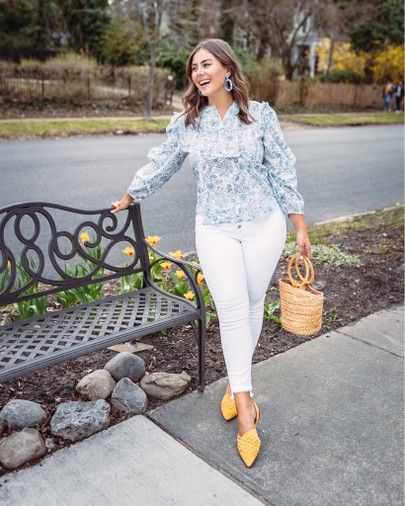 white jean queens, where are you at?! 👑⚪️👖 Many of us have been trained to believe that we can't wear white denim because we're a certain size or that it shows off cellulite. 😫👎🏼 Let me tell you, that is NOT the case, you just need to find the right pair and style them right! ☺️👏🏼 Today on my stories, I’m sharing styling tips with two of my favorite curvy babes @misszias + @raeannlangas and re-sharing my size inclusive denim posts in case you missed them! 🛍🙌🏼  you can shop this look vi Plus Size White Jeans Outfit, Plus Size White Jeans, White Jeans Plus Size, Curvy Street Style, Size 16 Fashion, White Jeans Outfit, Plus Size White, Curvy Model, Lace Blue Dress