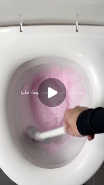 Ida Julia | cleaning & home on Instagram: "pink toilet clean 🫧 products and steps are listed below ⬇️

PRODUCTS:
the pink stuff foaming toilet cleaner
harpic toilet cleaner
cif cream cleaner
the pink stuff bathroom foam cleaner
swiffer mop
duck fresh dics

STEPS:
1. flush the toilet
2. apply cleaner inside the bowl and let it sit for 5-10 minutes (or longer if needed)
3. clean the exterior
- wipe the tank, handle and lid
- wipe the whole toilet seat
- wipe the base
4. scrub bowl with a brush (under the rim as well!)
5. flush the toilet again
6. disinfect the tools

#toiletclean #deepclean #scrubbing #cleantok #cleaningtips #cleanwithme #cleaningmotivation #speedclean #cleaninginspo #cleaningproducts #satisfyingcleans #cleaningvideo #cleaningcommunity #instaclean #cleanstagram #cleaningobs The Pink Stuff Cleaner Hacks, Swiffer Mop, The Pink Stuff, Pink Toilet, Cleaning Videos, Clean Products, Cleaning Home, Speed Cleaning, Cleaning Motivation