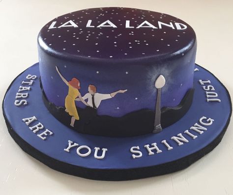 La La Land Cake Just in time for the Oscars. I made this cake for my husband's birthday because we're obsessed with La La Land!... Lala Land Party Theme, La La Land Birthday Party, La La Land Theme Party, La La Land Cake, La La Land Party, Movie Cake, Rocket Cake, 15th Birthday Cakes, City Of Stars