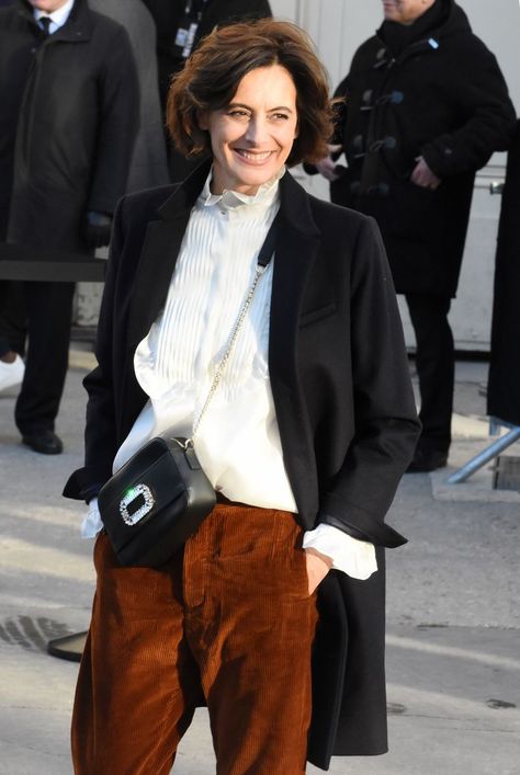 Inès de la Fressange Shares Her 7 Best Style Tips | Who What Wear UK French Fashion Icons, Mary Louise Parker, French Women Style, Womens Fashion Casual Spring, Womens Fashion Casual Summer, Best Style, Womens Fashion Edgy, Christian Bale, French Women