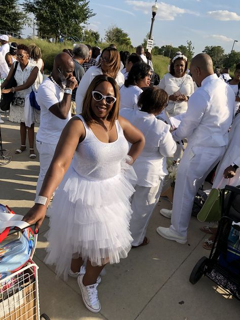 Diner En Blanc Outfit Woman, All White Picnic, Picnic Dinner Party, White Picnic, All White Outfit, Dinner Themes, Outfits Chic, Masquerade Party, Picnic Party