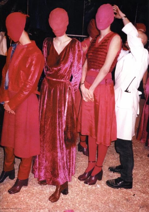 Dark Colorful Outfits, Margiela 90s, Runway 90s, Margiela Archive, Red Runway, 90s Velvet, Anti Fashion, Archive Fashion, Dark Colours