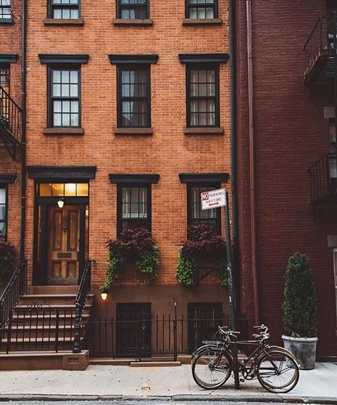 Apartments New York, Apartment Exterior, York Travel, Apartment Architecture, New York Aesthetic, Apartment Aesthetic, New York Apartment, Row House, Nyc Apartment