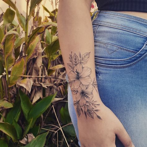 5cm Tattoo Ideas, Front Forearm Tattoo, Floral Wrist Tattoo, Back Of Forearm Tattoo, Inner Wrist Tattoos, Delicate Flower Tattoo, Flower Tattoo Ideas, Tattoo Floral, Cool Wrist Tattoos