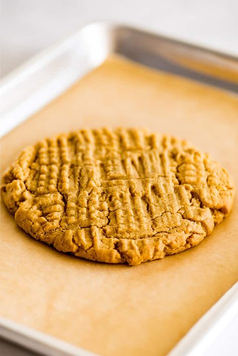 This recipe for One Peanut Butter Cookie makes a 6-inch cookie for two that's the perfect size for sharing (or not) and is SO GOOD. | #peanutbutter | #dessertfortwo | Valentine's Day | Cookie For Two, Brownie Vegan, Small Batch Cookies, Recipe For One, Recipe For 1, Small Batch Baking, Food Habits, Single Serve Desserts, Single Serving Recipes