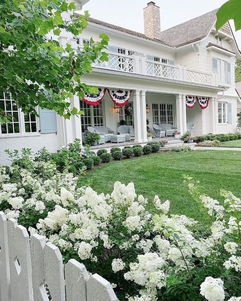 Gretchen Black, Garden Landscape Ideas, Farmhouse Landscape, My Birthday Month, Glam Pad, Southern Garden, Colonial Exterior, Porte Cochere, Front Landscaping