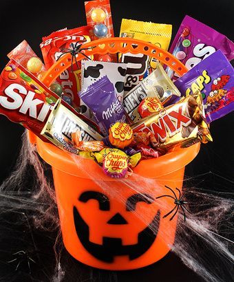 Halloween Crafts Diy Projects, Halloween Treat Baskets, Halloween Candy Crafts, Diy Halloween Gifts, Halloween Party Bags, Spooky Basket, Halloween Care Packages, Kids Halloween Gifts, Halloween Gift Baskets