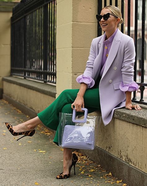 Green And Lavender Outfit, Blazer Lila Outfits, Green Classy Outfit, Purple And Green Outfits, Lavender Blazer Outfit, Elegant Pants Outfit, Madrid Outfits, Lavender Outfit, Lavender Linen