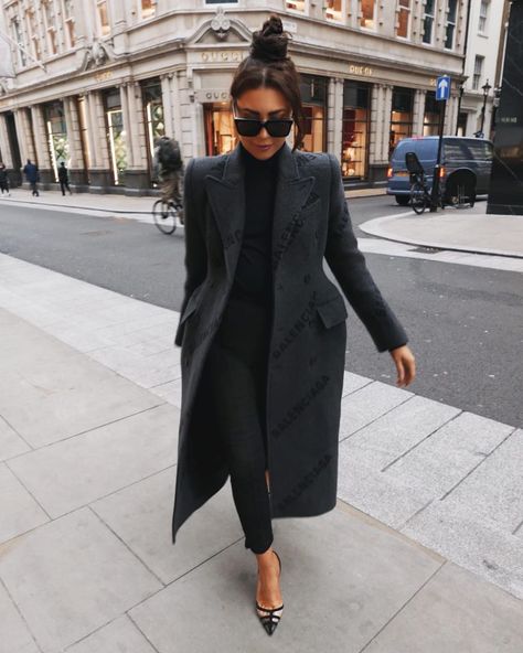 Necklaces Hacks, Classy Winter Dress Outfit, All Black Elegant Outfit, Black Classy Outfit, Trenchcoat Outfit, Lorna Luxe, Sophisticated Wardrobe, Look Kylie Jenner, Looks Street Style