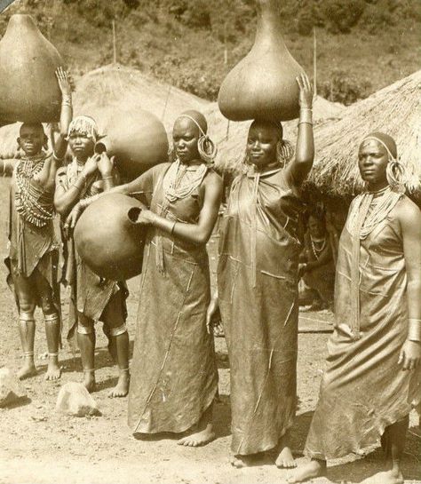 Kikuyu Women with Water Vessels (gourds)  This picture was part of a set of seven steriographic cards published and copyrighted by Underwood and Underwood in 1909 and was taken by James Ricalton in 1908/09 at Wambugu wa Mathangani's homestead then located at Nyeri, Kenya. Wambugu wa Mathangani was a well known Kikuyu personage and man of means - a leader, muthamakii. He was later appointed as a Paramount Chief for that region by the colonial Government. Memories Pictures, African Life, Africa People, Memory Pictures, African Royalty, Afrique Art, African People, African History, African Countries