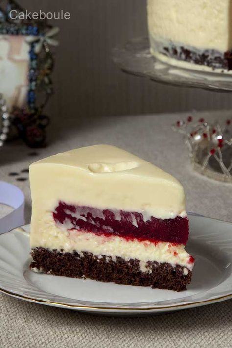 White chocolate raspberry mousse cake Hungarian Chocolate Cake, Chocolate Raspberry Mousse, White Chocolate Mousse Cake, Chocolate Raspberry Mousse Cake, Entremet Recipe, Raspberry Mousse Cake, Raspberry Mousse, White Chocolate Mousse, Mirror Glaze