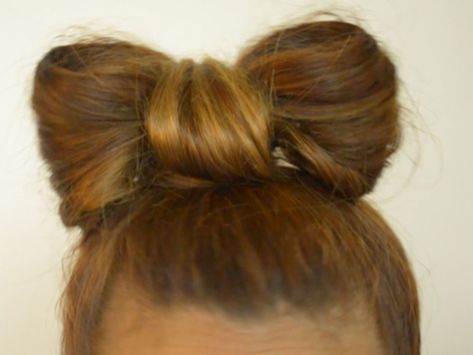 Why use a ribbon when you could turn your hair into an actual bow instead? This trend is sweeping the globe, turning everyday hair into a work of art. You can make a bow out of your own hair; all you need is a hair tie, some bobby pins,... Bow Out Of Hair, Cute Bow Hairstyle, Bow Hairstyle Tutorial, My Hairstyle, Long Hair Designs, Bow Tie Hair, White Hair Bows, Make A Bow, Velvet Bows