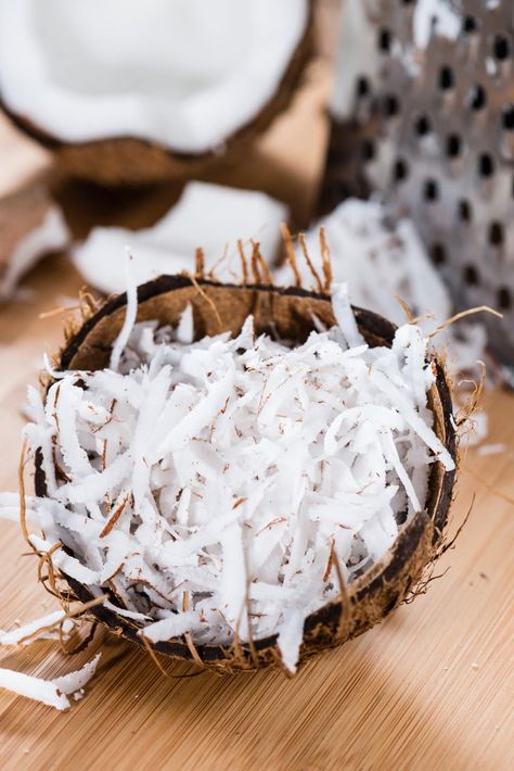 How Long Does Shredded Coconut Last? Olive Oil Substitute, Vegetable Oil Substitute, Health Coconut Oil, Make Coconut Milk, Coconut Fragrance, Coconut Jelly, Coconut Shavings, Dry Coconut, Coconut Health Benefits