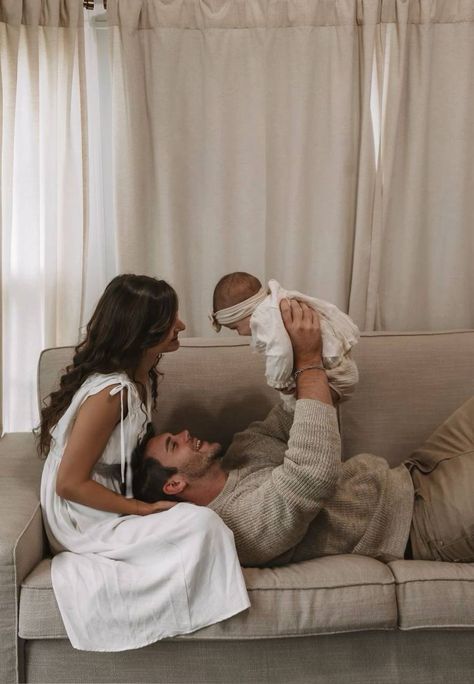 Snuggle Me Photoshoot, Home Family Photoshoot, Vom Avea Un Copil, Candid Family Photography, Newborn Family Pictures, Baby Fotografie, Newborn Family Photos, Baby And Mom, Newborn Baby Photoshoot