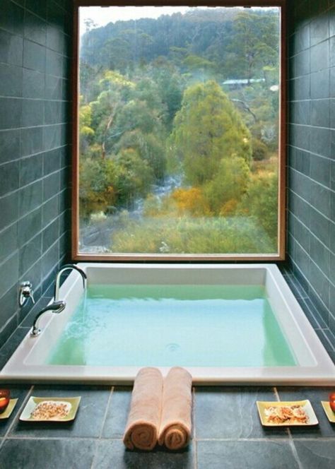 Bathtub with a forest view Real Estat, Mountain Lodge, Hotel Decor, Dream Bathroom, Beautiful Bathrooms, Design Case, Decor Rustic, 인테리어 디자인, Tokyo Ghoul