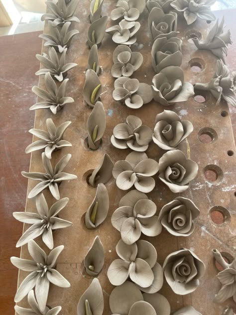 Botanical Clay Art, Clay Flower Sculpture, Flower Bricks Ceramic, Ceramic Flower Bouquet, Ceramic Cute Ideas, How To Make Clay Flowers, Ceramic Flowers How To Make, Clay Flowers How To Make Easy, Flower Clay Art