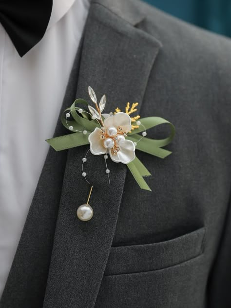 Lapel Pins Diy, Brooch Boutonniere, Mens Boutonniere, Gowns Vintage, Beads Craft, Prom Flowers, Groom Boutonniere, Wedding Glasses, Wedding Brooch