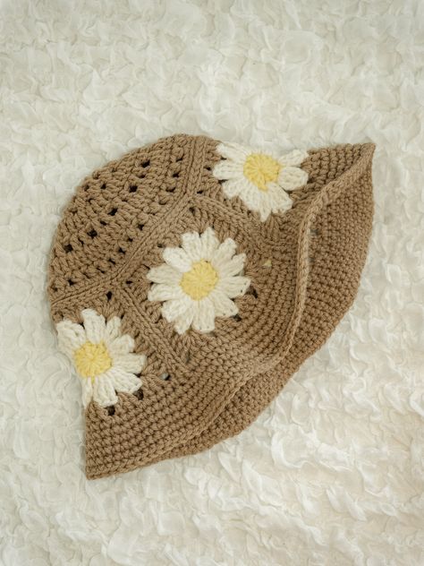 Daisy Crochet Hat, Pilusos A Crochet, Flower Bucket Hat, Crochet Flower Hat, Quick Crochet Projects, Beginner Crochet Tutorial, Quick Crochet Patterns, Crochet Hair Accessories, Flower Bucket