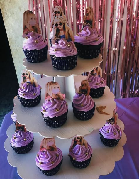 Disney Channel Party Decorations, Hannah Montana Birthday Party Ideas, Y2k Party Cake, Hannah Montana Themed Party, Hannah Montana Party Decorations, Hannah Montana Party Ideas, Y2k Party Food, Hannah Montana Bachelorette Party, Disney Channel Party