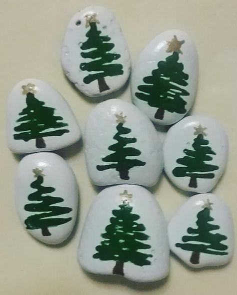 Gnome Rock Painting Ideas, Painted Seashells, Christmas Rocks, Happy Stones, Rock Painting Ideas, Painting Christmas, Christmas Rock, Little Christmas Trees, Rock Painting Ideas Easy