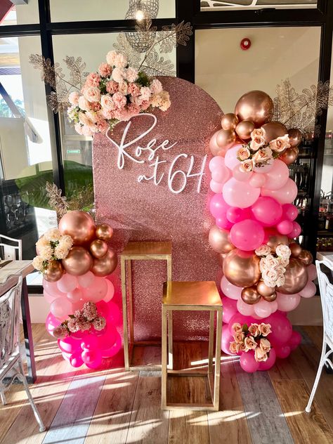 Pink and Chrome Rosegold Balloon Garland with Flowers Hot Pink And Rose Gold Party, Balloon Garland With Flowers, Rose Gold Balloon Garland, Garland With Flowers, Simple Wedding Arch, Grad Decor, Gold Balloon Garland, Party Balloons Diy, 64th Birthday