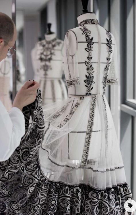 Outfit Graduacion, Embroidery Dress Wedding, Haute Couture Embroidery, Draping Fashion, Christian Dior Haute Couture, Estilo Hippie, Couture Mode, Dior Fashion, Couture Details