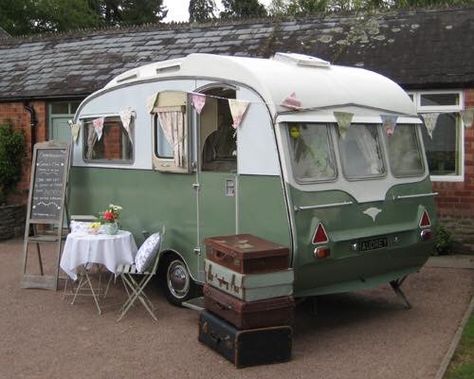 Caravan Vintage, Vintage Camper Interior, Camping Vintage, Caravan Makeover, Vintage Camper Remodel, Caravan Renovation, Retro Caravan, The Caravan, Vintage Rv