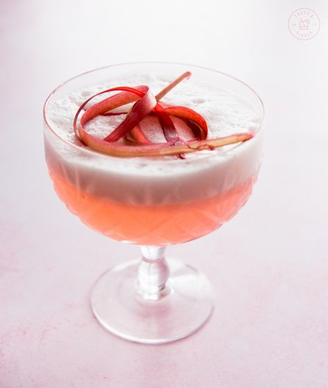 Rhubarb Gin Cocktail, Rhubarb Cocktail, Rhubarb Gin, Rhubarb Syrup, Gin Sour, Classic Cocktail Recipes, Sour Cocktail, Brunch Cocktails, Rhubarb Recipes