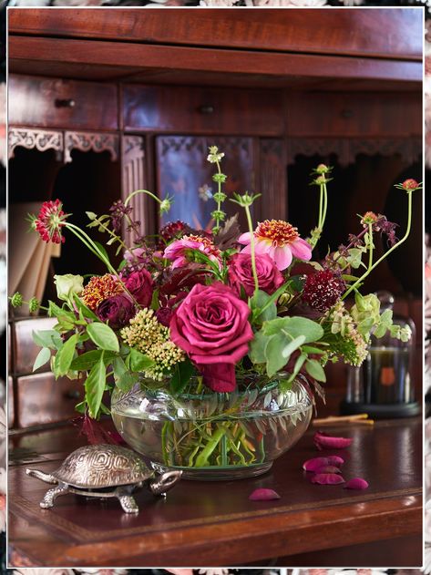 Looking to elevate your dining room decor? Discover how to transform your space with fresh flowers in our latest blog post! Get inspired with creative ideas to bring life and color to your dining area. Elevate your dining experience with beautiful blooms. Luxury Flower Arrangement, Room Flowers, William Yeoward Crystal, Thanksgiving Floral, William Yeoward, Summer Centerpieces, Dining Room Centerpiece, Altar Flowers, Bridal Shower Centerpieces