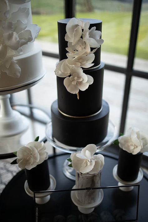 Morgan Davies, White Wedding Inspiration, Black And White Wedding Cake, Black And White Wedding Theme, Black Gold Wedding, Black Wedding Cakes, White Wedding Theme, Cake Shapes, Cake Accessories