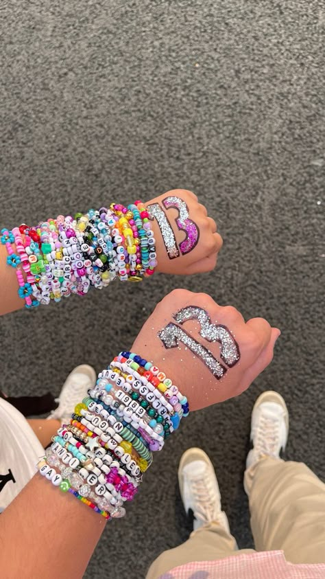 Taylor Swift Friendship Bracelets Aesthetic, Taylor Swift Karma Outfit, Karma Bracelet Taylor Swift, Friendship Brackets, Bracelets Taylor Swift, Bracelet Taylor Swift, Taylor Bracelets, Taylor Swift Accessories, Taylor Swift Bracelets