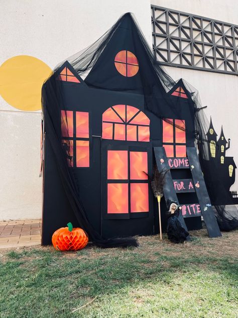 Haunted House Backdrop, Haunted House Bulletin Board, Trunk Or Treat Haunted House, Haunted House Trunk Or Treat, Witch Trunk Or Treat, Diy Halloween Haunted House, Kids Haunted House, Kindergarten Centres, Halloween Parade Float